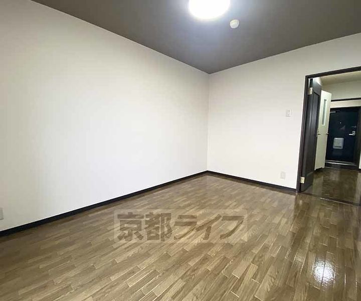 京都府長岡京市友岡2丁目の賃貸マンションの居間