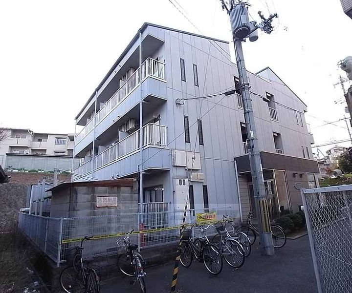 京都府京田辺市三山木上谷浦の賃貸マンションの外観