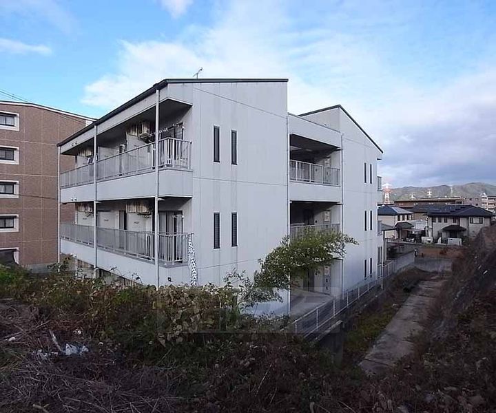 京都府京田辺市三山木上谷浦の賃貸マンションの外観