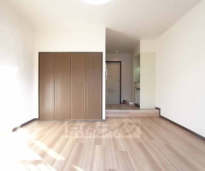 京都府京田辺市三山木上谷浦の賃貸マンションの居間
