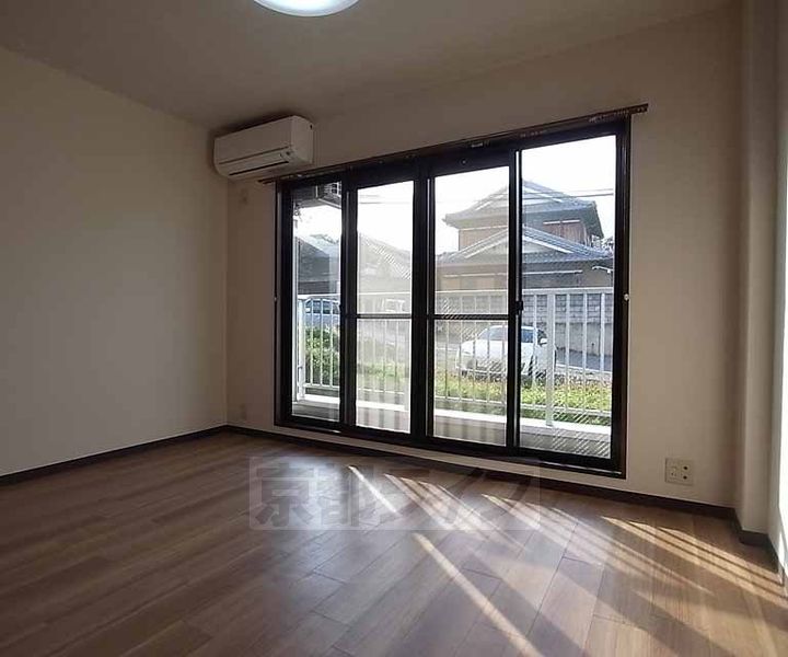 京都府京田辺市三山木上谷浦の賃貸マンションの居間