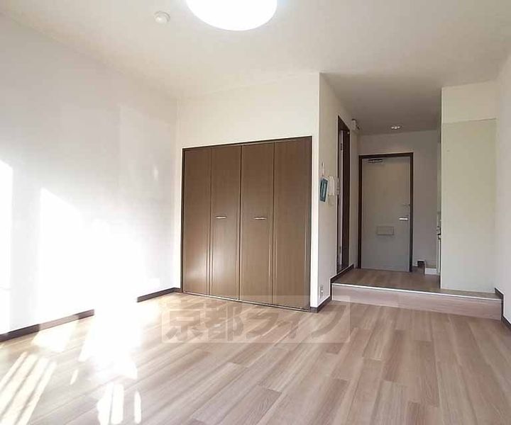 京都府京田辺市三山木上谷浦の賃貸マンションの居間