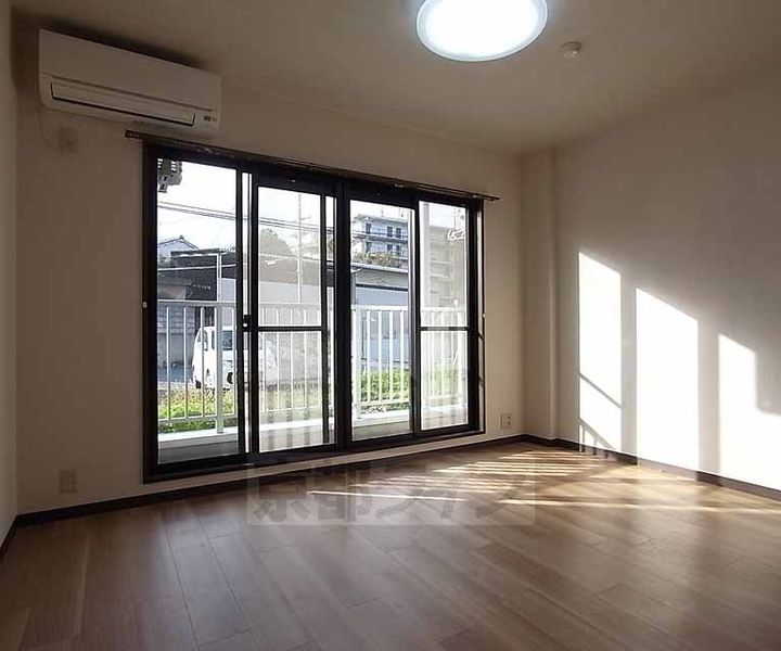 京都府京田辺市三山木上谷浦の賃貸マンションの居間