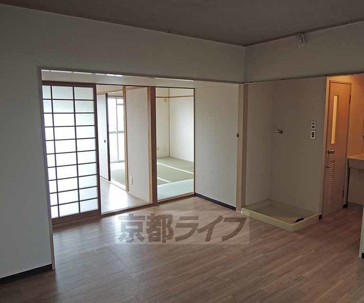 京都府長岡京市開田4丁目の賃貸マンションの居間