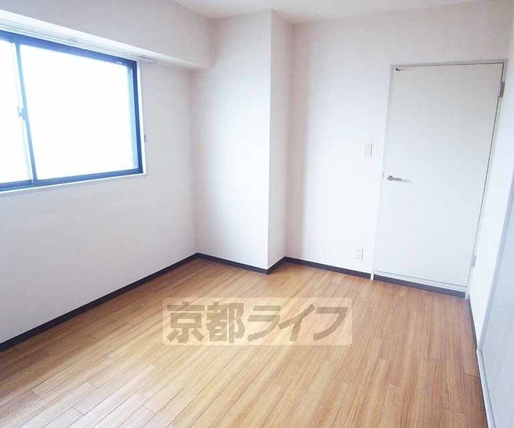 ノイシュロス御室南の居間