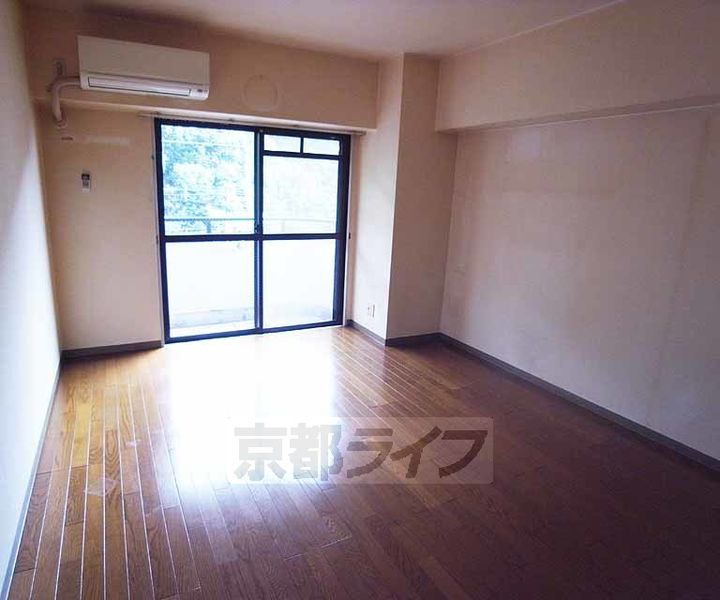 ノイシュロス御室南の居間