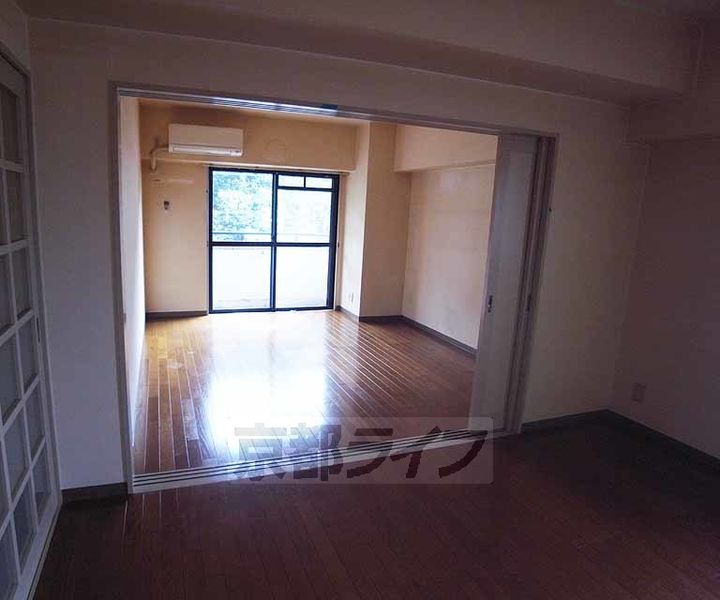 ノイシュロス御室南の居間