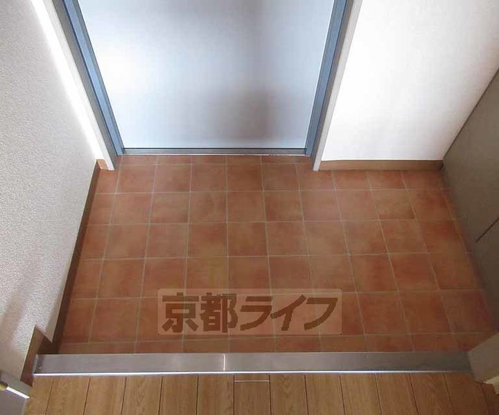 京都府京田辺市田辺鳥本の賃貸マンションの玄関