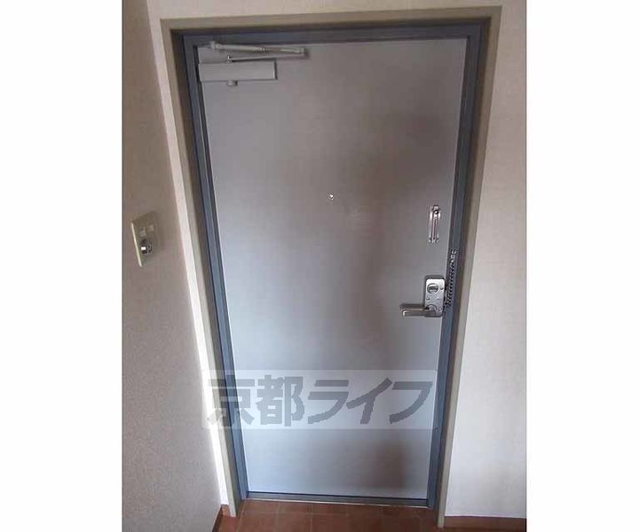 京都府京田辺市田辺鳥本の賃貸マンションの玄関