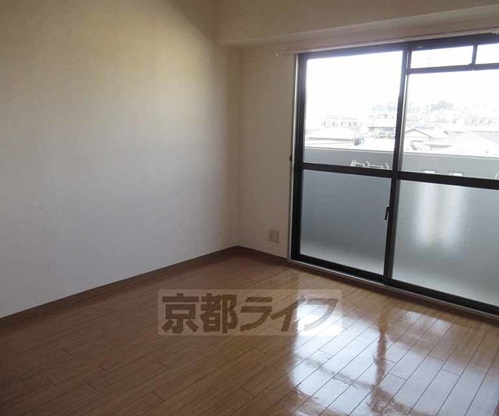 京都府京田辺市田辺鳥本の賃貸マンションの居間