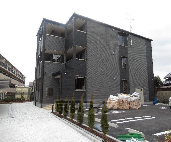 京都府京田辺市興戸郡塚の賃貸アパートの外観