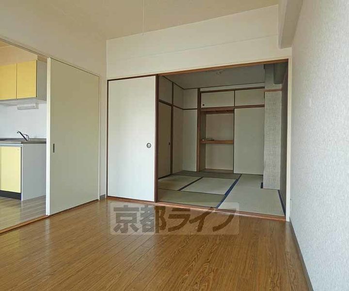 京都府京都市下京区西七条南西野町の賃貸マンションの居間