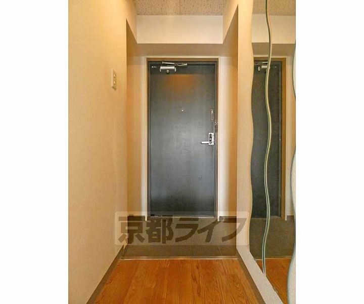 京都府京都市下京区西七条南西野町の賃貸マンションの玄関