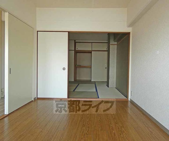 京都府京都市下京区西七条南西野町の賃貸マンションの居間