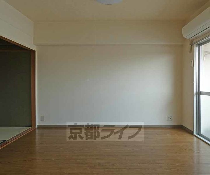京都府京都市下京区西七条南西野町の賃貸マンションの居間