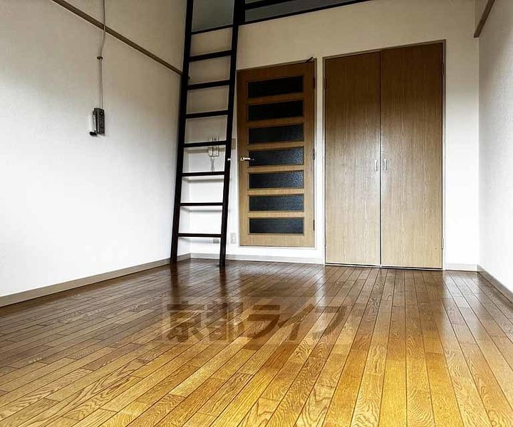 京都府京都市伏見区桃山羽柴長吉中町の賃貸マンションの居間