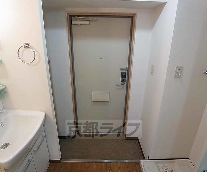 ハウスセゾン御所南0405の玄関