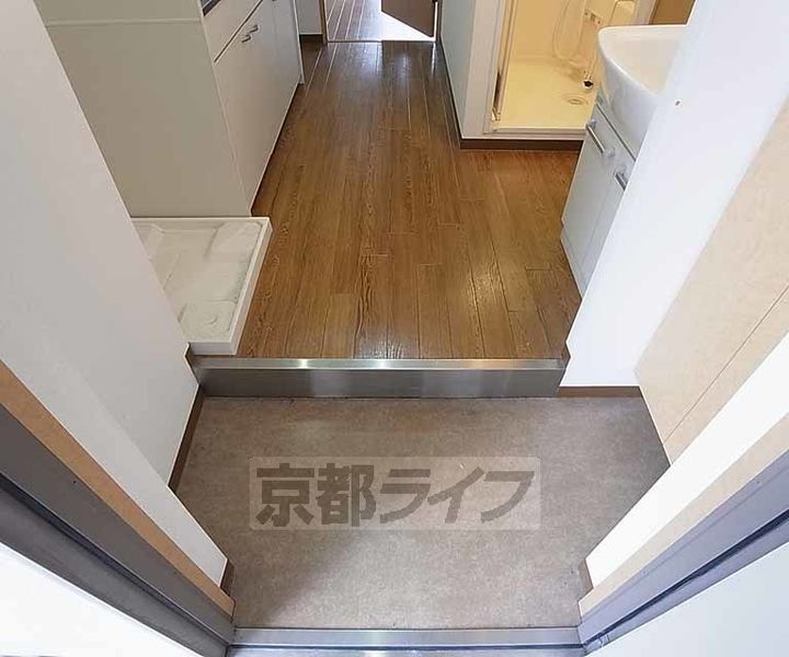 ハウスセゾン御所南0405の玄関