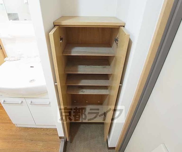 ハウスセゾン御所南0405の玄関