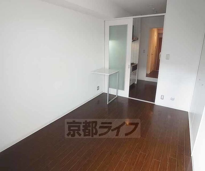 京都府京都市中京区宮木町の賃貸マンションの居間