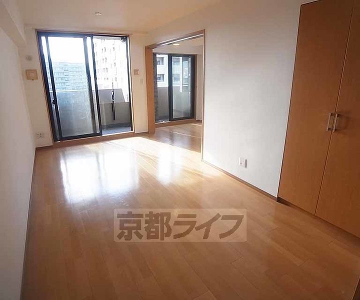 京都府京都市中京区二条殿町の賃貸マンションの居間