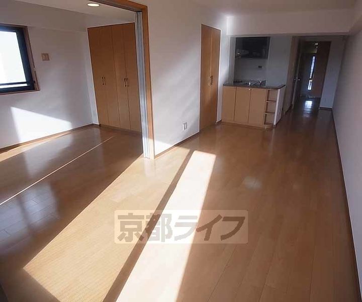 京都府京都市中京区二条殿町の賃貸マンションの居間