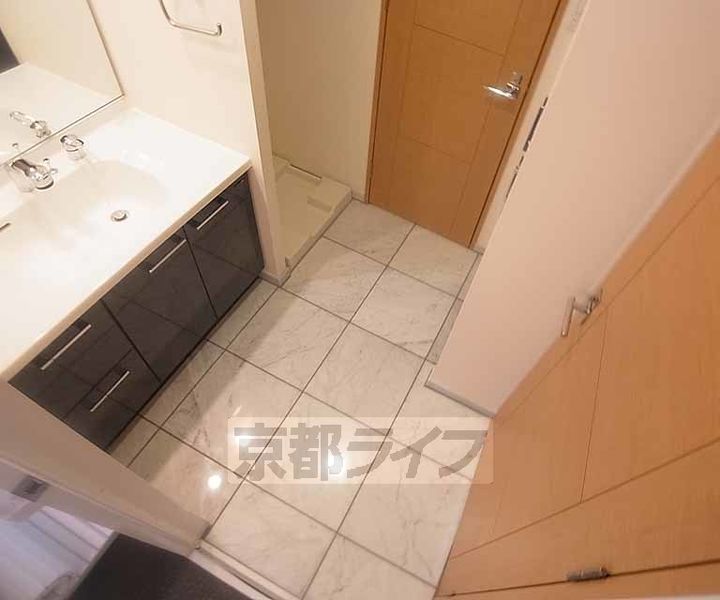 京都府京都市中京区二条殿町の賃貸マンションの内装