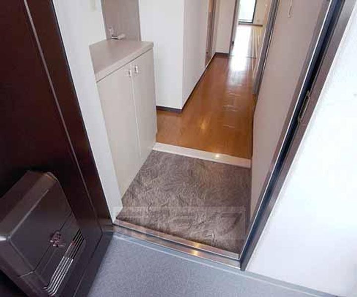 グランドゥ−ル太秦404の玄関