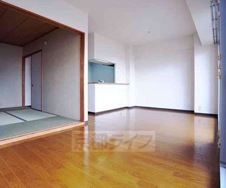 グランドゥ−ル太秦404の居間