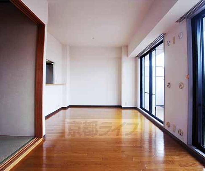 グランドゥ−ル太秦404の居間