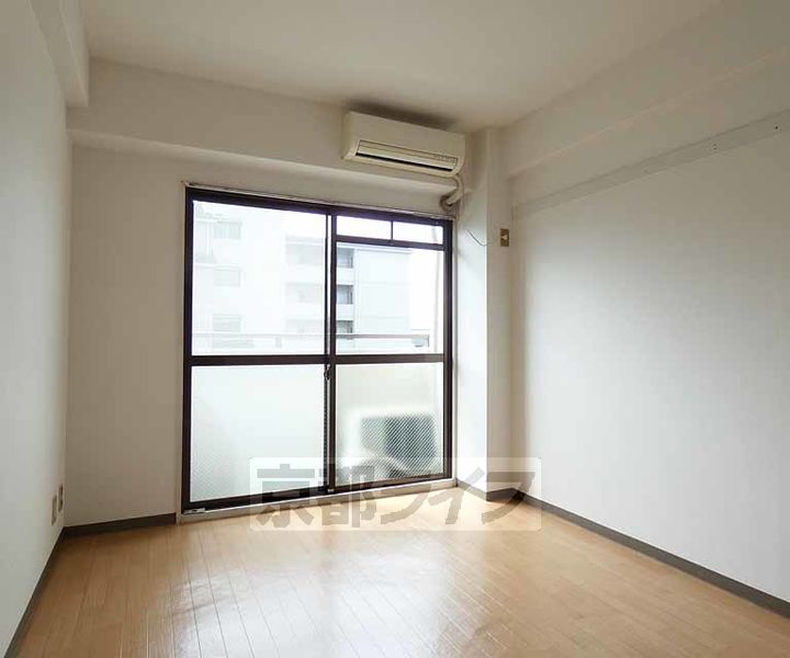 京都府京都市伏見区城通町の賃貸マンションの居間