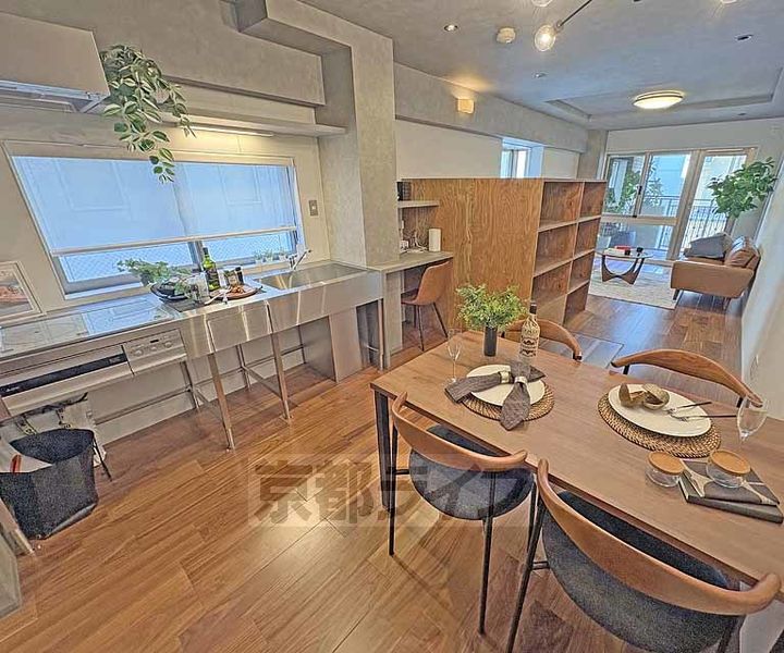 京都府京都市中京区山伏山町の賃貸マンションの居間