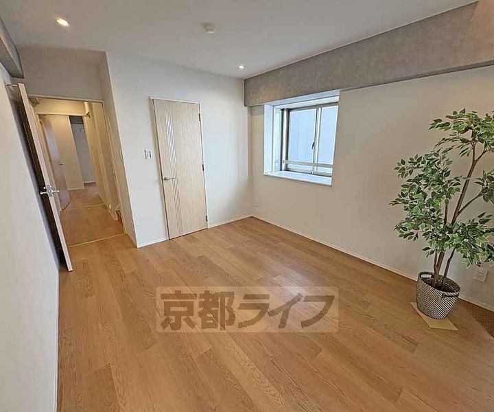 京都府京都市中京区山伏山町の賃貸マンションの居間