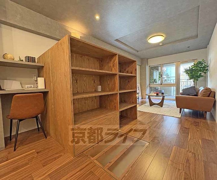 京都府京都市中京区山伏山町の賃貸マンションの居間