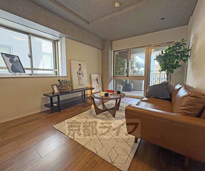 京都府京都市中京区山伏山町の賃貸マンションの居間