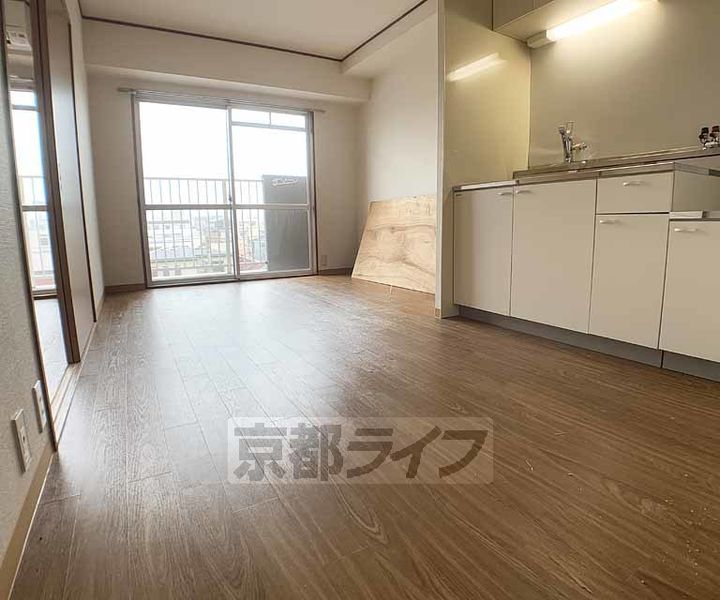 京都府京都市中京区西ノ京東中合町の賃貸マンションの居間