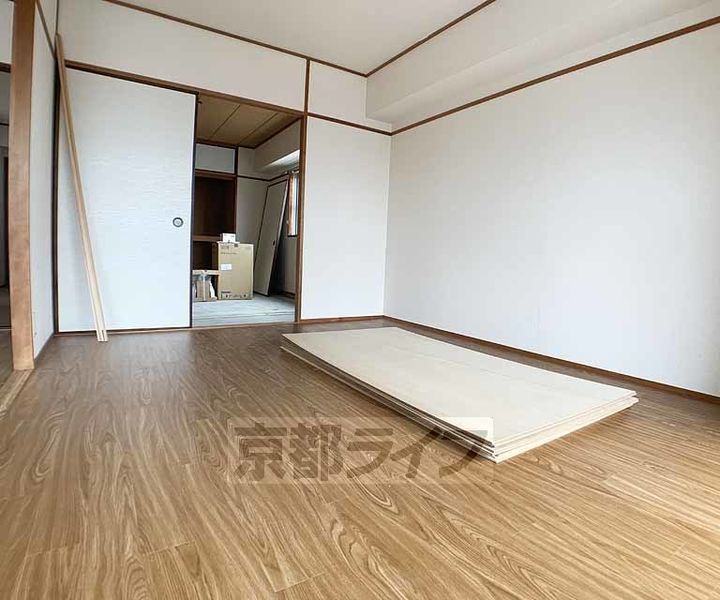 京都府京都市中京区西ノ京東中合町の賃貸マンションの居間