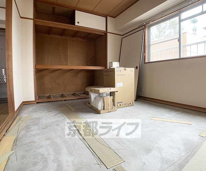 京都府京都市中京区西ノ京東中合町の賃貸マンションの居間