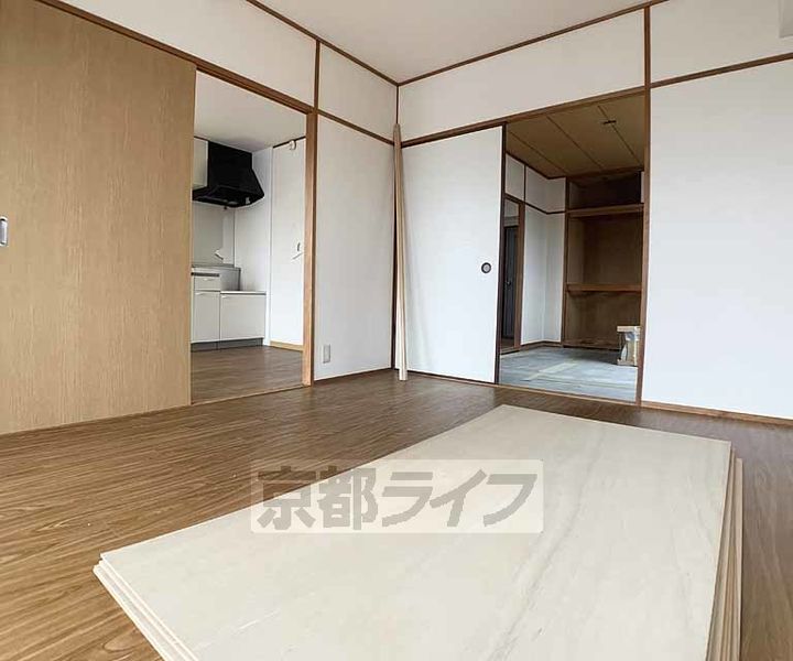京都府京都市中京区西ノ京東中合町の賃貸マンションの居間
