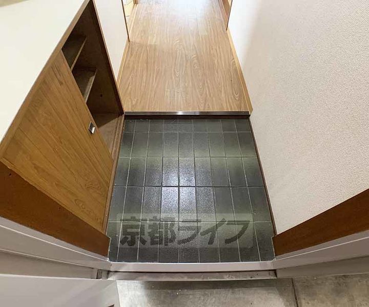 京都府京都市中京区西ノ京東中合町の賃貸マンションの玄関
