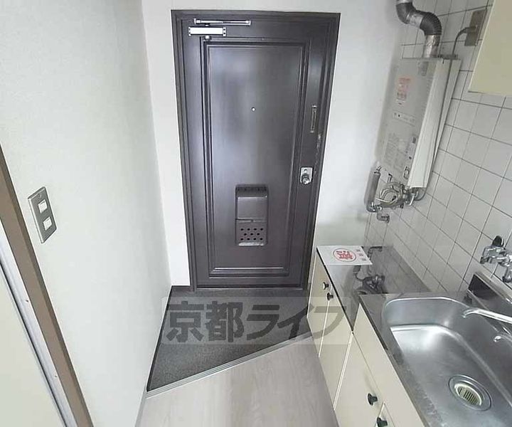 新町ロイヤルハイツ410の玄関