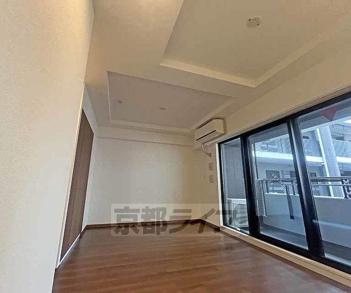 イーグルコート御池高瀬川の居間