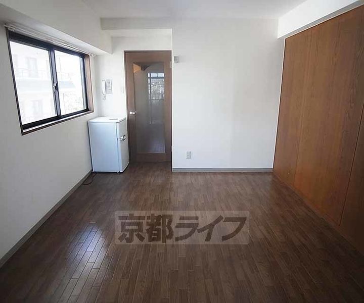 グランドパレス御池904の居間