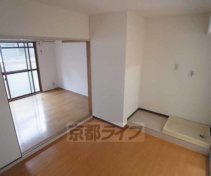 京都府京都市中京区下妙覚寺町の賃貸マンションの居間