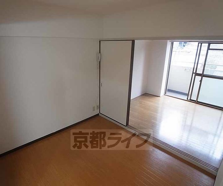 京都府京都市中京区下妙覚寺町の賃貸マンションの居間
