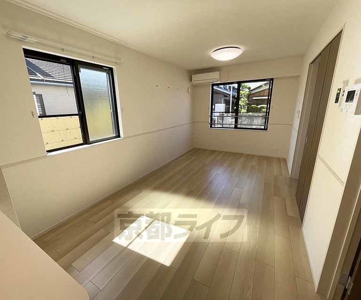 京都府八幡市下奈良出垣内の賃貸アパートの居間