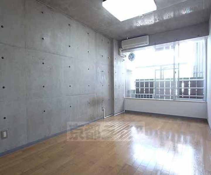 京都府京都市右京区西京極浜ノ本町の賃貸マンションの居間