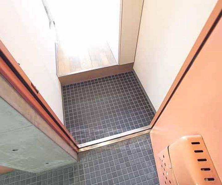 京都府京都市右京区西京極浜ノ本町の賃貸マンションの玄関