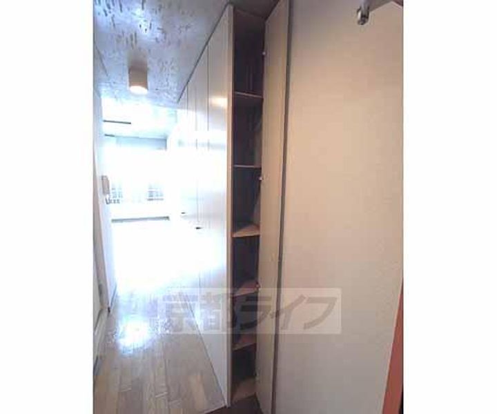 京都府京都市右京区西京極浜ノ本町の賃貸マンションの玄関