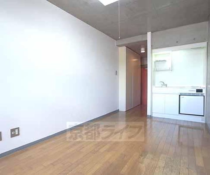 京都府京都市右京区西京極浜ノ本町の賃貸マンションの居間